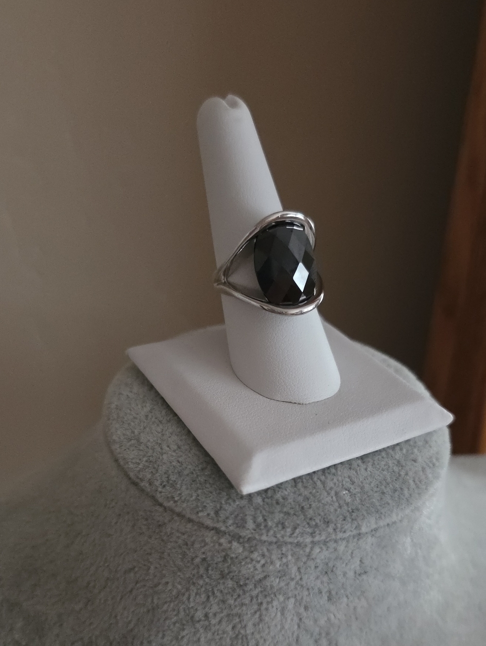 Lia Sophia Black Faceted Glass Ring Silver-Tone Setting Size 8.5